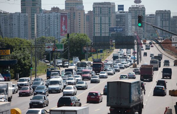 Движение автотранспорта на Ленинградском шоссе в районе выезда со МКАД