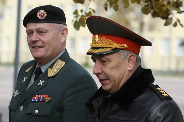 Командующий войсками Западного военного округа (ЗВО) Аркадий Бахин (справа)