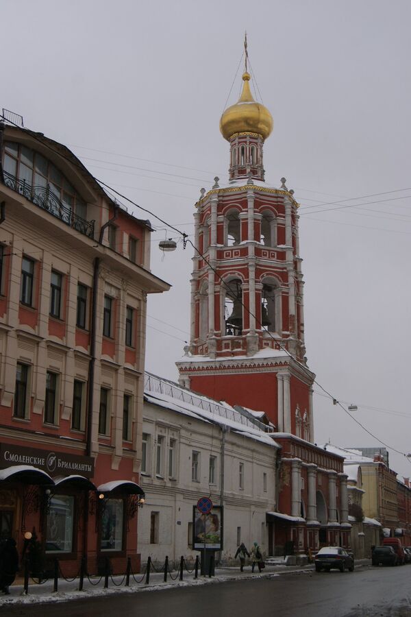 Церковь Покрова Пресвятой Богородицы в Высоко-Петровском монастыре в Москве, вид с Петровки.