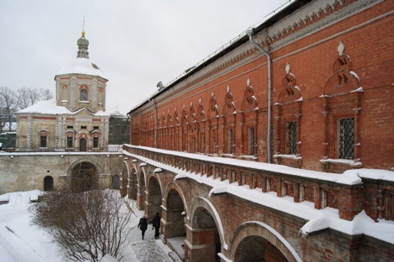 Внутренняя часть Нарышкинских палат и церковь Петра и Павла