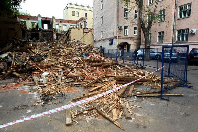 Снос дома номер 25 в Большом Козихинском переулке в центре Москвы