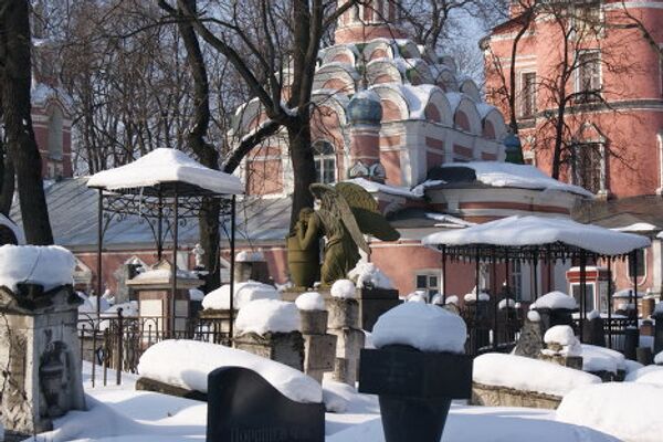 На фото: некрополь Донского монастыря.