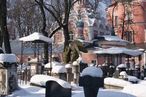 На фото: некрополь Донского монастыря.