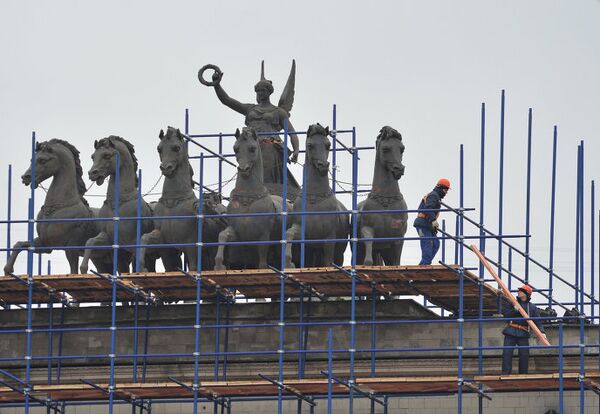 Реставрационные работы на месте архитектурного памятника Триумфальная арка в Москве