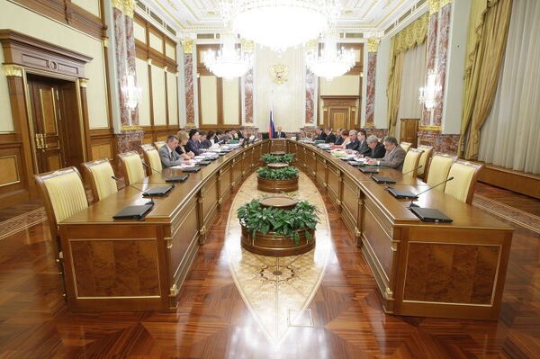 Премьер-министр РФ провел заседание с членами правительства РФ
