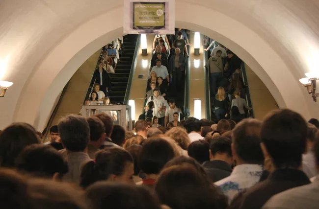 В Московском метрополитене в час пик.