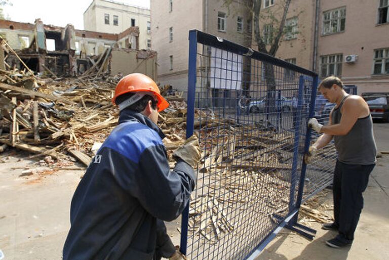 Снос дома номер 25 в Большом Козихинском переулке в центре Москвы