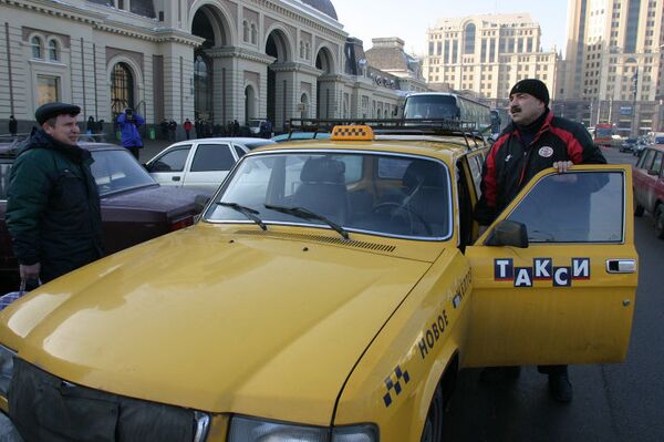 Жёлтое такси у Павелецкого вокзала в Москве