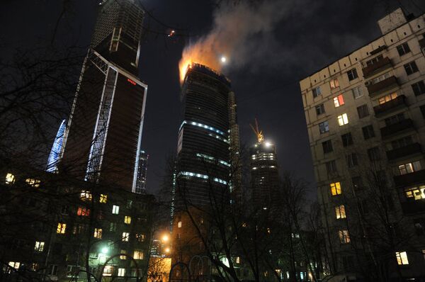 Вид на горящую башню Восток столичного комплекса Москва-Сити (2012 год).