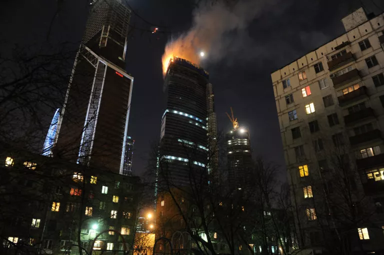 Вид на горящую башню Восток столичного комплекса Москва-Сити (2012 год). Вид на горящую башню Восток столичного комплекса Москва-Сити (2012 год).