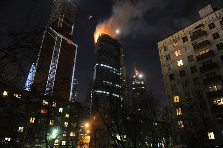 Вид на горящую башню Восток столичного комплекса Москва-Сити (2012 год).