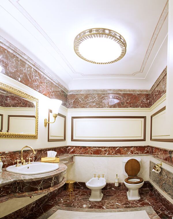 Итальянский мрамор и позолоченная сантехника в туалете ГУМа