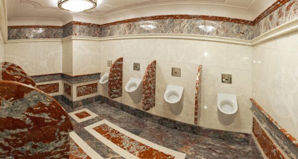 Итальянский мрамор и позолоченная сантехника в туалете ГУМа 