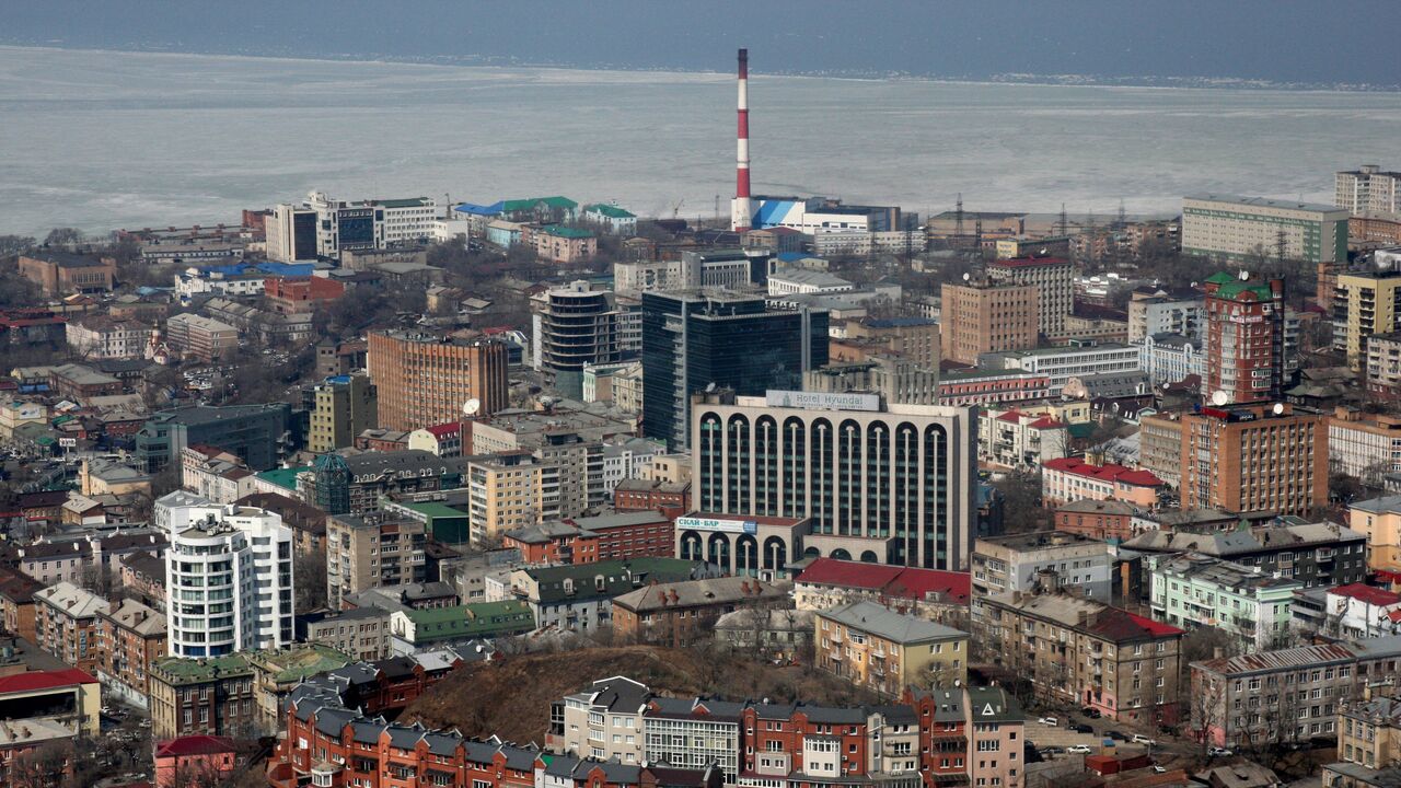 Во Владивостоке большегруз смял три иномарки и врезался в поезд - РИА  Новости, 13.01.2023