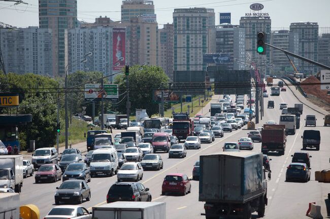 Движение автотранспорта на Ленинградском шоссе в районе выезда со МКАД