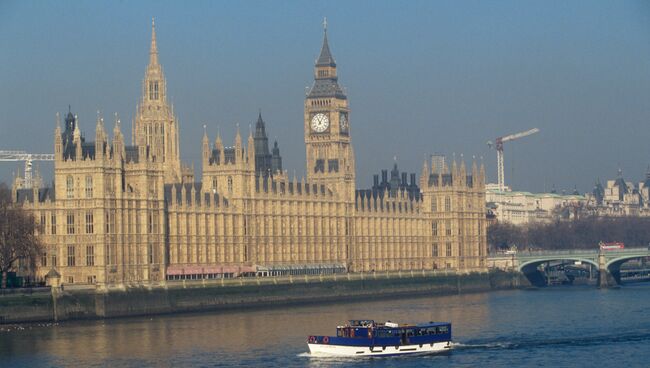 Вестминстерский дворец на берегу Темзы в Лондоне