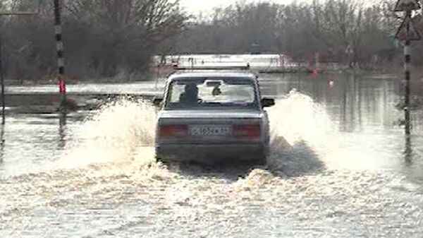 Жители покидают затопленные дома из-за паводка в Саратовской области