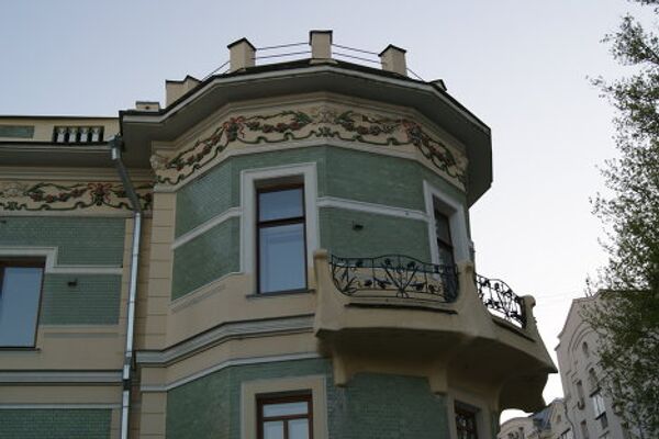 Рюмин переулок, прилегающий к Верхней Радищевской: особняк Беляева. балкон с оградой Ирисы и детали отделки дома