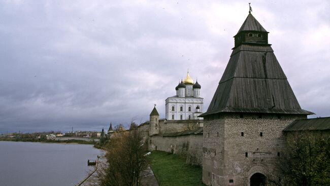 Псковский кремль на берегу реки Великой