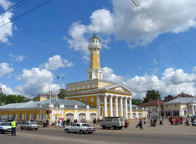 Пожарная каланча на площади в Костроме