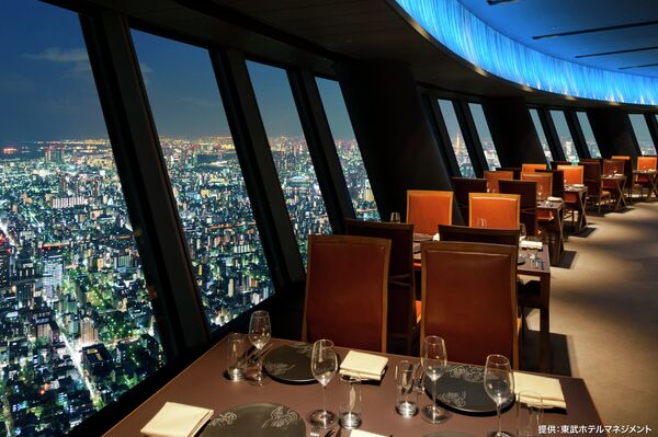 Ресторан с видом на ночной Токио в здании телебашни Tokyo Sky Tree