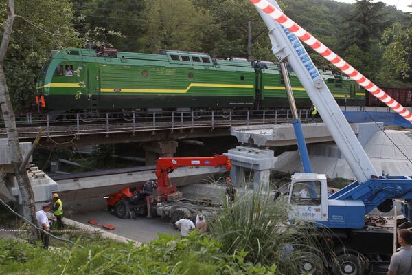 Обрушение строящегося железнодорожного моста в Сочи