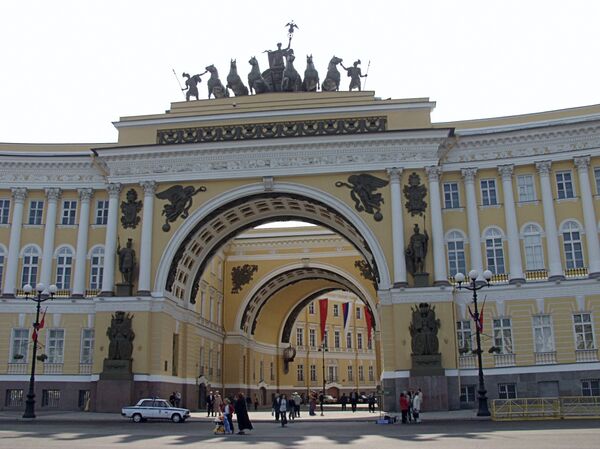 Арка Главного штаба на Дворцовой площади в Санкт-Петербурге
