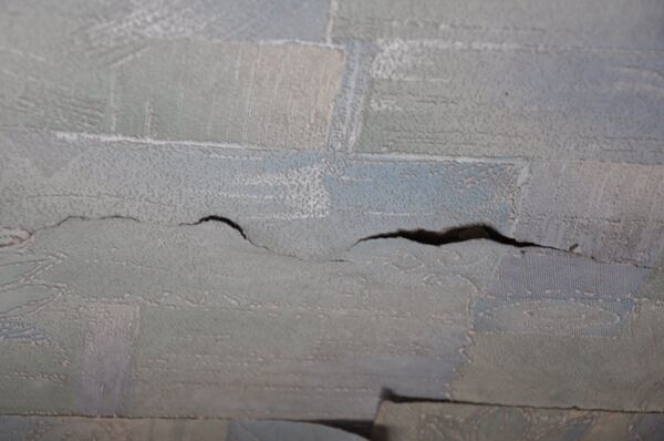 Трещина в одной из квартир Кызыла после землетрясения