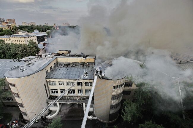 Пожар в ангаре на севере Москвы