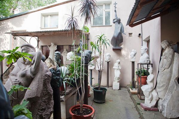 Дворик со скульптурами в Успенском переулке