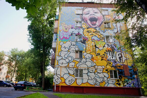 Фасад жилого дома разрисован в районе метро Бабушкинская
