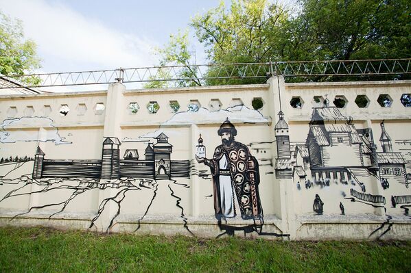 Граффити на бетонном заборе по улице Маршала Чуйкова в ЮВАО