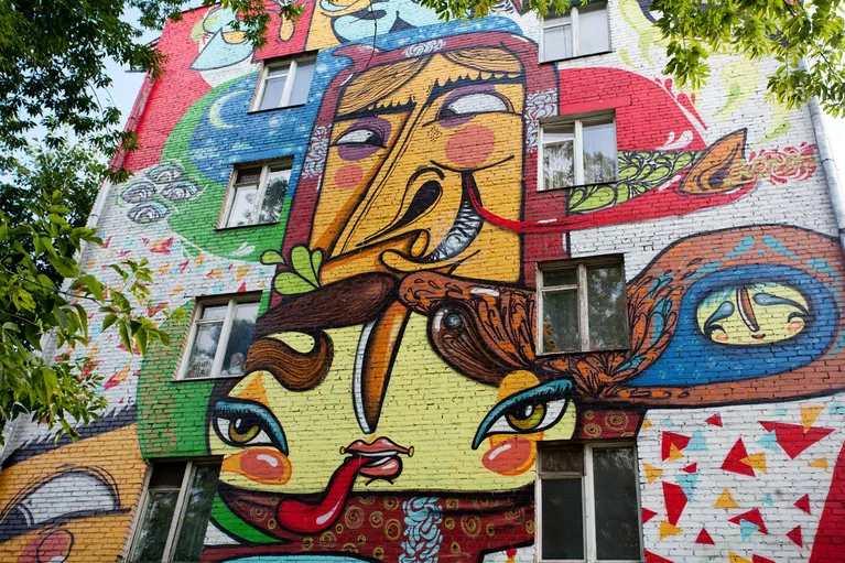 Граффити на стене дома в районе метро Бабушкинская Граффити на стене дома в районе метро Бабушкинская