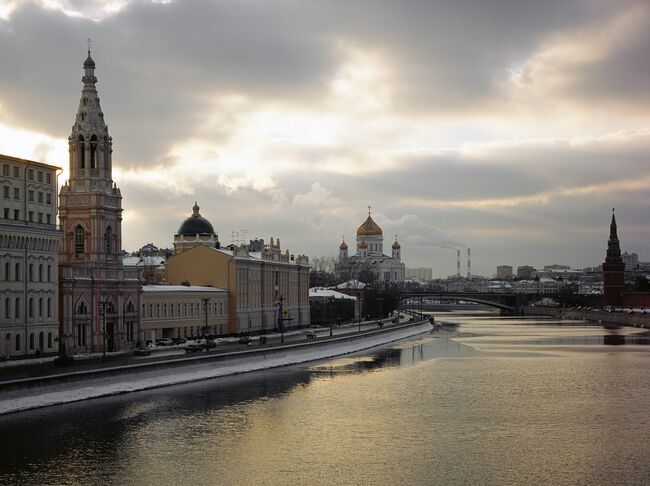 Софийская набережная в Москве