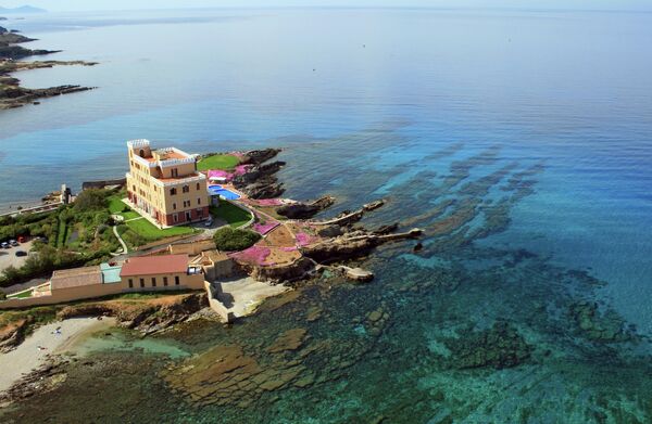 Вилла на острове Сардиния в Италии, побережье Riviera del Corallo