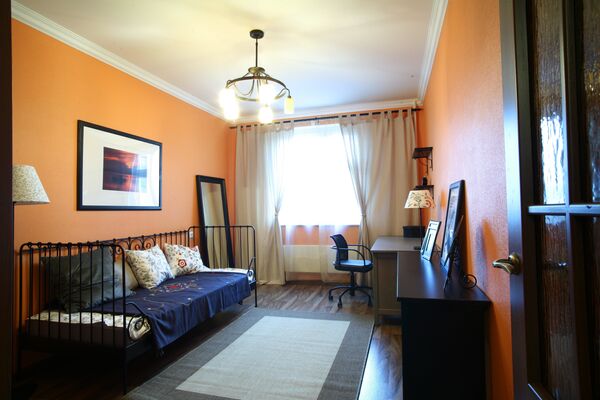 Дизайн квартиры в новостройке, детская со стенами оранжевого цвета