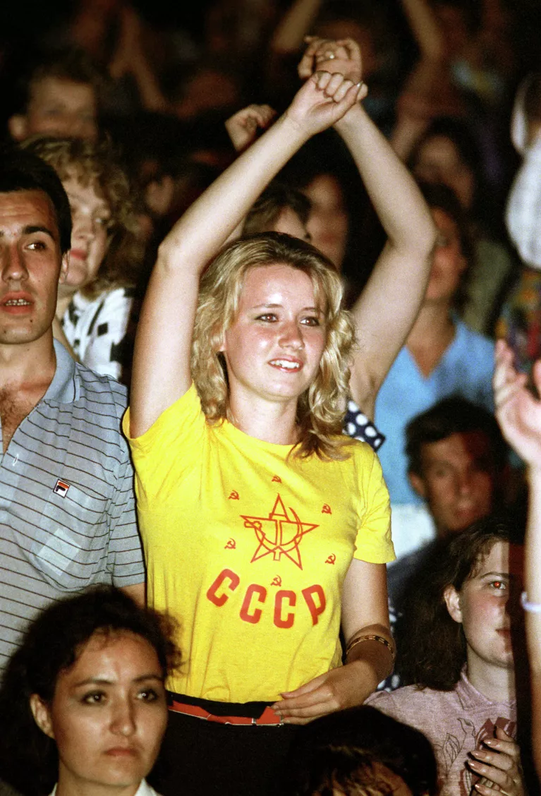 Зрительница во время конкурса рок-музыки. ЦПКиО имени А. М. Горького Зрительница во время конкурса рок-музыки. ЦПКиО имени А. М. Горького