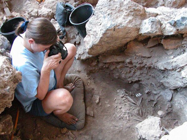 Израильские археологи на раскопках могилы шамана