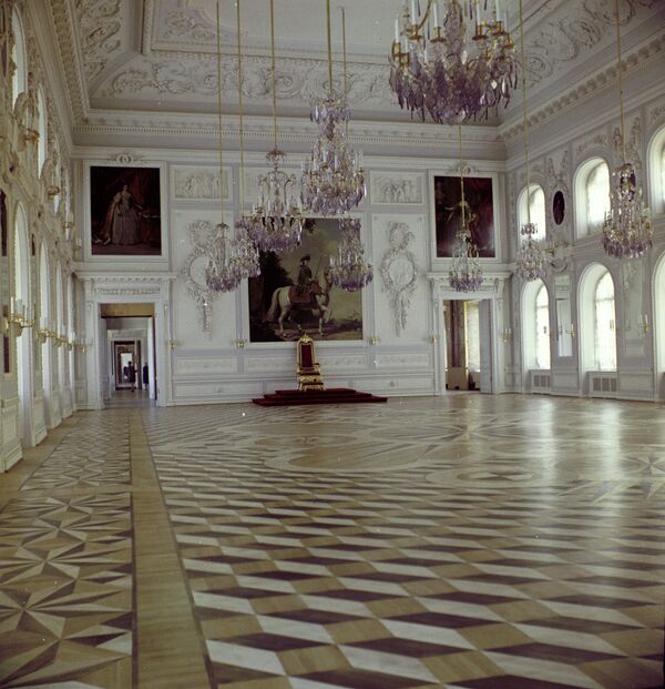 Тронный зал Большого дворца. Петродворец