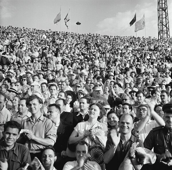 На трибунах стадиона Динамо во время встречи сборных команд СССР – ФРГ