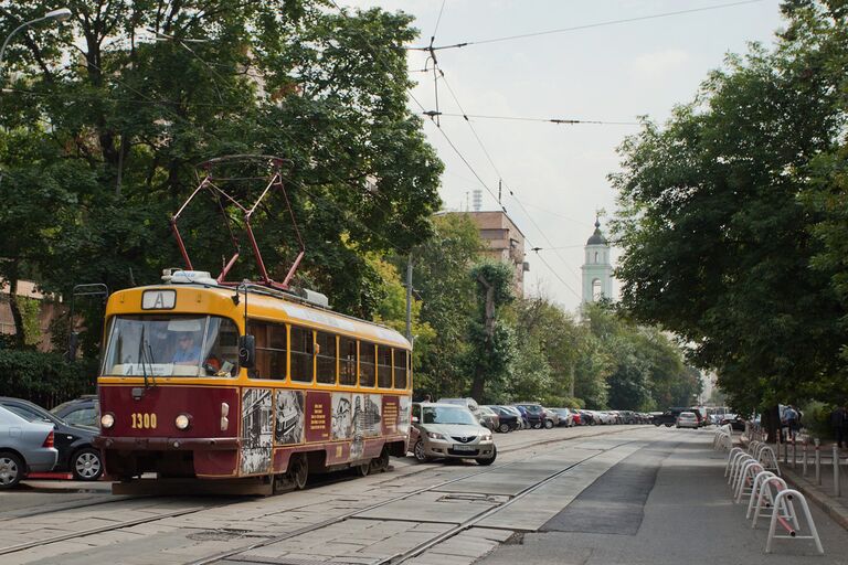 Улица Шаболовка в районе станции метро Октябрьская в Москве