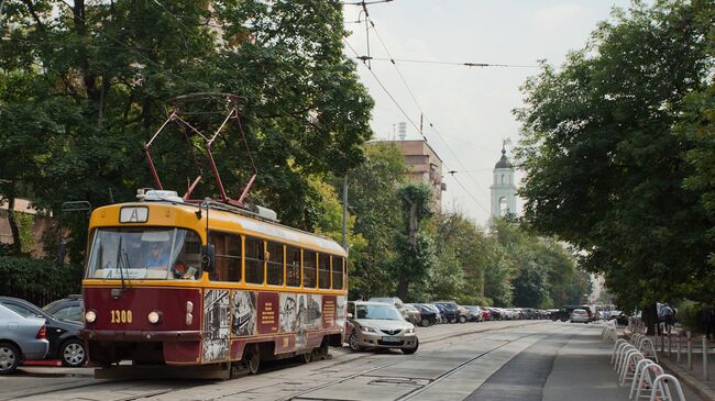 Улица Шаболовка в районе станции метро Октябрьская в Москве