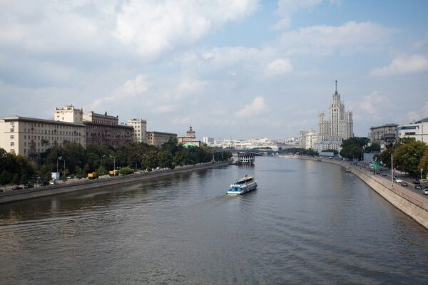 Москва-река и Котельническая набережная в районе станции метро Таганская