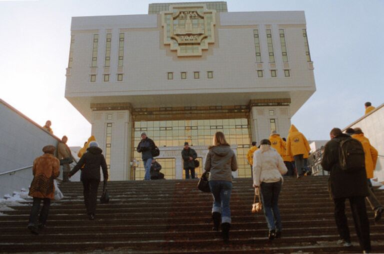 Здание библиотеки МГУ в Москве