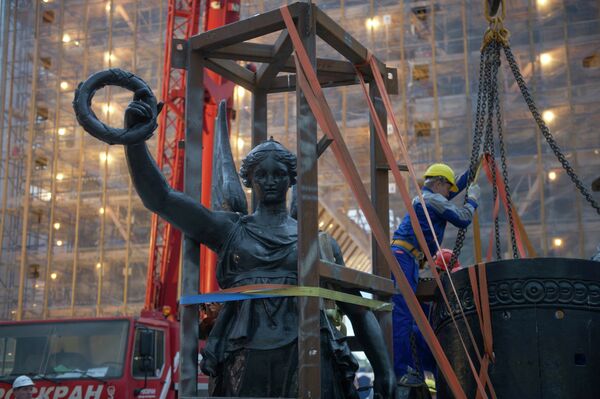 Монтаж скульптуры Богиня Победы на Триумфальной арке