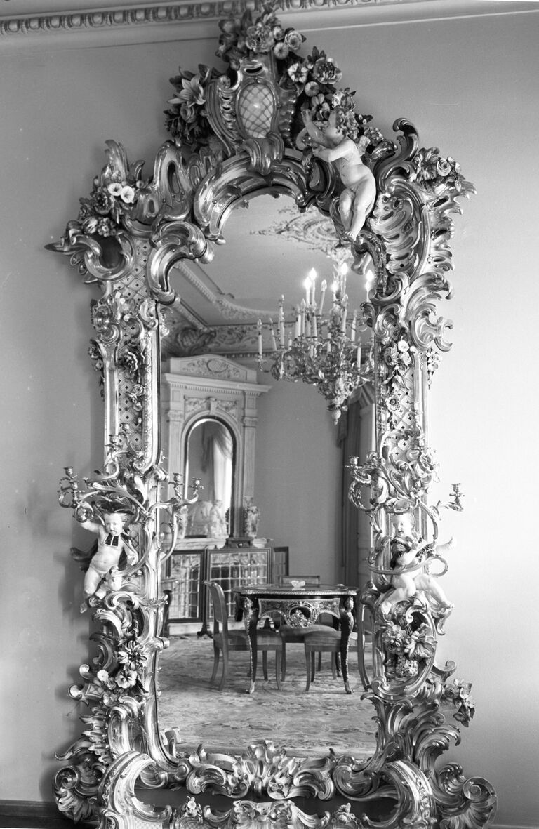 Антикварное зеркало одного из номеров гостиницы Националь