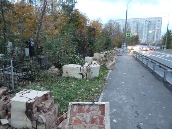 Разрушенная ограда Ваганьковского кладбища