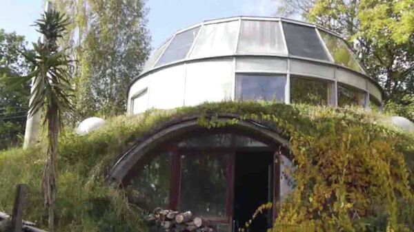 Дом чешского архитектора вырастает из земли и вращается за Солнцем