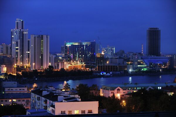 Вид на набережную одного из городских прудов в Екатеринбурге