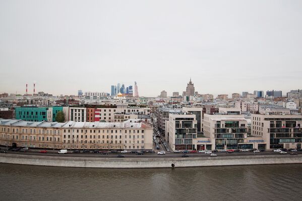 Вид на Москву с палубы корабля памятника Петру Первому